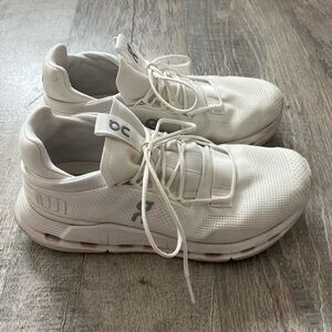 Women’s On Cloudnova Size 9